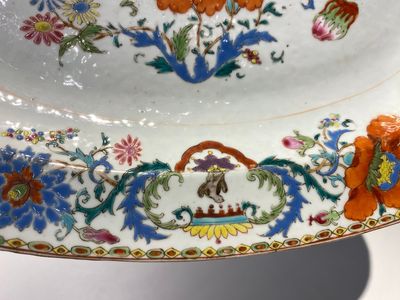 Paire de plats de forme ovale en porcelaine de Chine famille rose à décor 'Pompadour', Qianlong, vers 1745 — photo 6