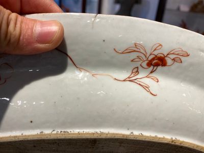 Paire de plats de forme ovale en porcelaine de Chine famille rose à décor 'Pompadour', Qianlong, vers 1745 — photo 9