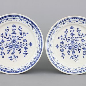 Paire de plats en faïence de Bruxelles, bleu et blanc, 18e — photo 1