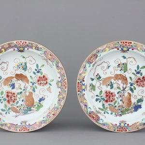 Paire de plats en porcelaine de Chine, à décor d'écureuils, famille rose, 18e — photo 1