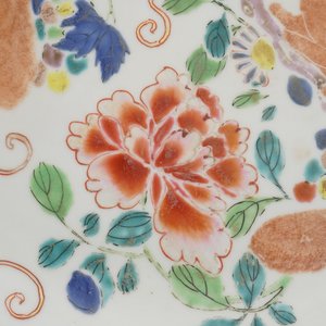 Paire de plats en porcelaine de Chine, à décor d'écureuils, famille rose, 18e — photo 2
