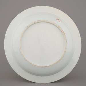 Paire de plats en porcelaine de Chine, à décor d'écureuils, famille rose, 18e — photo 3