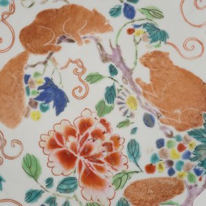 Paire de plats en porcelaine de Chine, à décor d'écureuils, famille rose, 18e — photo 6