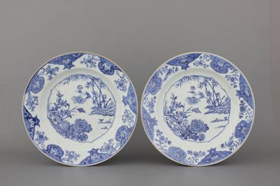 Paire de plats en porcelaine de Chine, bleu et blanc, 18e