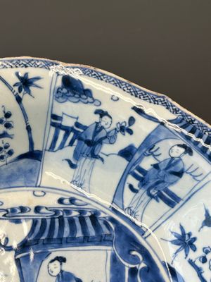 Paire de plats en porcelaine de Chine bleu et blanc figurant les 'Soeurs Cao', Kangxi/Yongzheng — photo 11