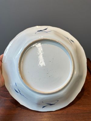 Paire de plats en porcelaine de Chine bleu et blanc figurant les 'Soeurs Cao', Kangxi/Yongzheng — photo 14