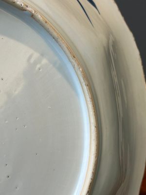 Paire de plats en porcelaine de Chine bleu et blanc figurant les 'Soeurs Cao', Kangxi/Yongzheng — photo 16