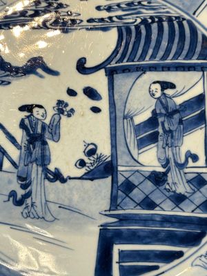 Paire de plats en porcelaine de Chine bleu et blanc figurant les 'Soeurs Cao', Kangxi/Yongzheng — photo 2