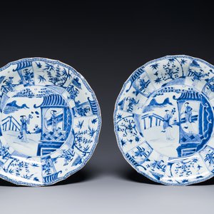 Paire de plats en porcelaine de Chine bleu et blanc figurant les 'Soeurs Cao', Kangxi/Yongzheng — photo 1