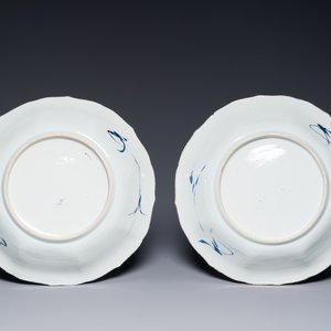 Paire de plats en porcelaine de Chine bleu et blanc figurant les 'Soeurs Cao', Kangxi/Yongzheng — photo 2