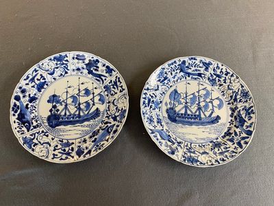 Paire de plats en porcelaine de Chine en bleu et blanc à décor de navires de la Compagnie des Indes, Kangxi — photo 1