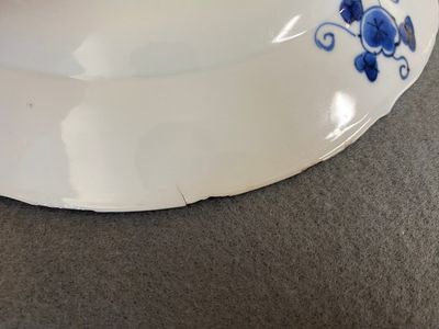 Paire de plats en porcelaine de Chine en bleu et blanc à décor de navires de la Compagnie des Indes, Kangxi — photo 5