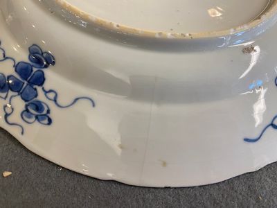 Paire de plats en porcelaine de Chine en bleu et blanc à décor de navires de la Compagnie des Indes, Kangxi — photo 6