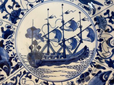 Paire de plats en porcelaine de Chine en bleu et blanc à décor de navires de la Compagnie des Indes, Kangxi — photo 7