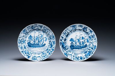 Paire de plats en porcelaine de Chine en bleu et blanc à décor de navires de la Compagnie des Indes, Kangxi