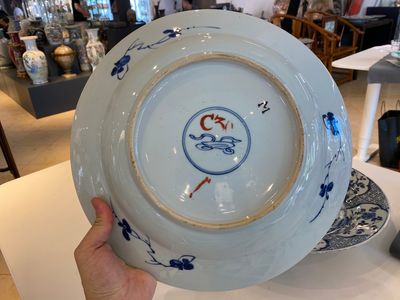 Paire de plats en porcelaine de Chine en bleu et blanc à décor de paysages montagneux, Kangxi — photo 4