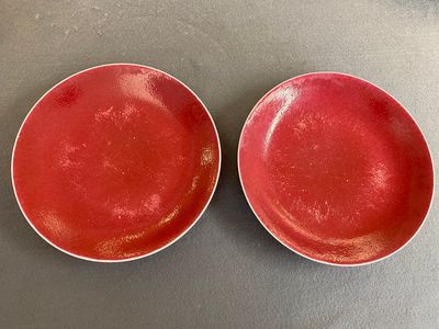 Paire de plats en porcelaine de Chine en rouge de rubis monochrome, marque et époque de Jiaqing — photo 1