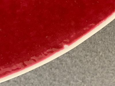 Paire de plats en porcelaine de Chine en rouge de rubis monochrome, marque et époque de Jiaqing — photo 6