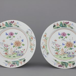 Paire de plats en porcelaine de Chine, famille rose, 18e — photo 1