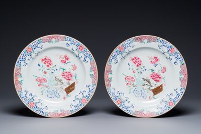 Paire de plats en porcelaine de Chine famille rose à décor d'antiquités, Yongzheng