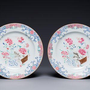 Paire de plats en porcelaine de Chine famille rose à décor d'antiquités, Yongzheng — photo 1