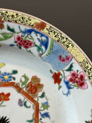 Paire de plats en porcelaine de Chine famille rose à décor d'antiquités, Yongzheng — photo 11