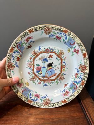 Paire de plats en porcelaine de Chine famille rose à décor d'antiquités, Yongzheng — photo 2