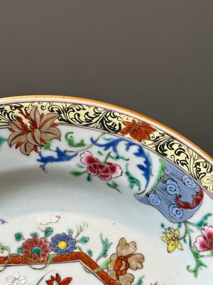 Paire de plats en porcelaine de Chine famille rose à décor d'antiquités, Yongzheng — photo 5