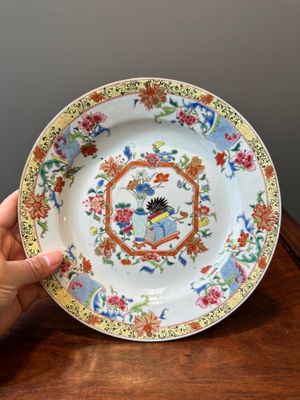 Paire de plats en porcelaine de Chine famille rose à décor d'antiquités, Yongzheng — photo 9