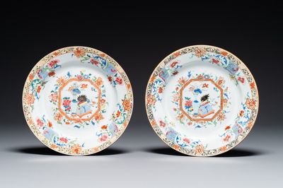 Paire de plats en porcelaine de Chine famille rose à décor d'antiquités, Yongzheng