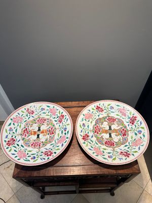 Paire de plats en porcelaine de Chine famille rose à décor de 'Hehe Erxian', Yongzheng/Qianlong — photo 1