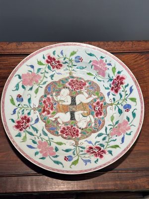 Paire de plats en porcelaine de Chine famille rose à décor de 'Hehe Erxian', Yongzheng/Qianlong — photo 11
