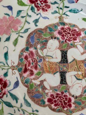 Paire de plats en porcelaine de Chine famille rose à décor de 'Hehe Erxian', Yongzheng/Qianlong — photo 12