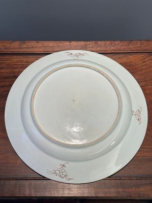 Paire de plats en porcelaine de Chine famille rose à décor de 'Hehe Erxian', Yongzheng/Qianlong — photo 15