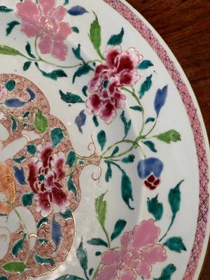 Paire de plats en porcelaine de Chine famille rose à décor de 'Hehe Erxian', Yongzheng/Qianlong — photo 4