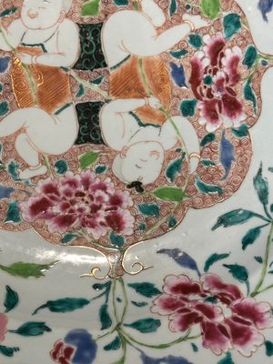 Paire de plats en porcelaine de Chine famille rose à décor de 'Hehe Erxian', Yongzheng/Qianlong — photo 5