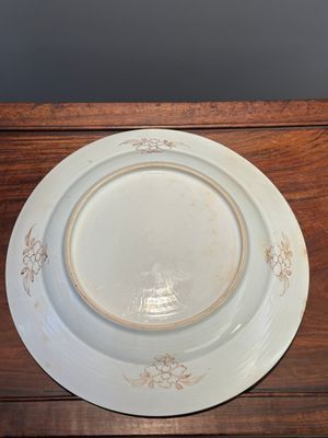 Paire de plats en porcelaine de Chine famille rose à décor de 'Hehe Erxian', Yongzheng/Qianlong — photo 6