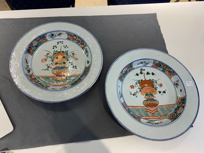 Paire de plats en porcelaine de Chine famille verte aux bordures à décor incisé, Kangxi — photo 1