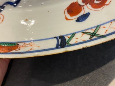 Paire de plats en porcelaine de Chine famille verte aux bordures à décor incisé, Kangxi — photo 14