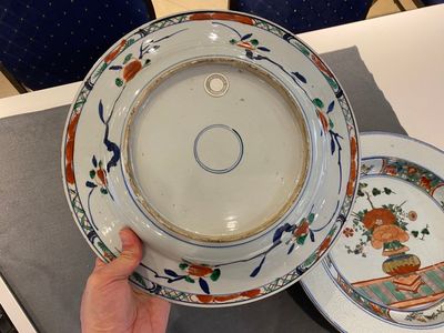 Paire de plats en porcelaine de Chine famille verte aux bordures à décor incisé, Kangxi — photo 8