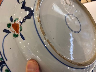 Paire de plats en porcelaine de Chine famille verte aux bordures à décor incisé, Kangxi — photo 10