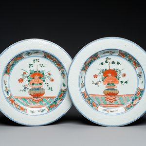 Paire de plats en porcelaine de Chine famille verte aux bordures à décor incisé, Kangxi — photo 1