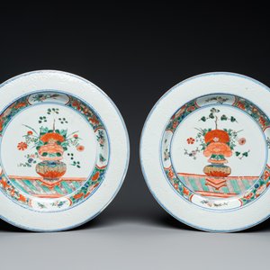 Paire de plats en porcelaine de Chine famille verte aux bordures à décor incisé, Kangxi — photo 2