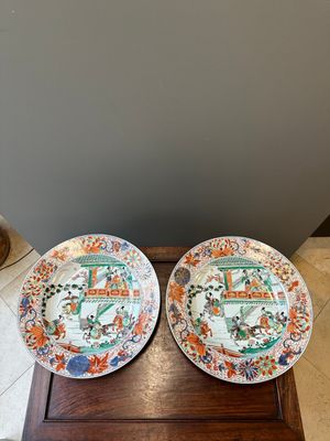 Paire de plats en porcelaine de Chine verte-Imari à décor 'Les femmes générales de la famille Yang 楊門女將', Kangxi — photo 1
