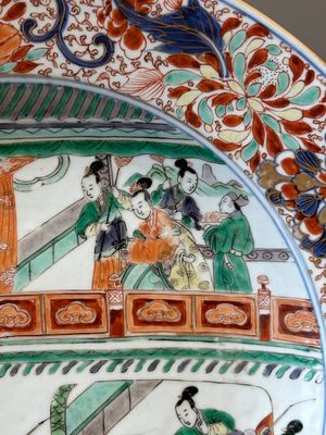 Paire de plats en porcelaine de Chine verte-Imari à décor 'Les femmes générales de la famille Yang 楊門女將', Kangxi — photo 4