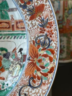 Paire de plats en porcelaine de Chine verte-Imari à décor 'Les femmes générales de la famille Yang 楊門女將', Kangxi — photo 6