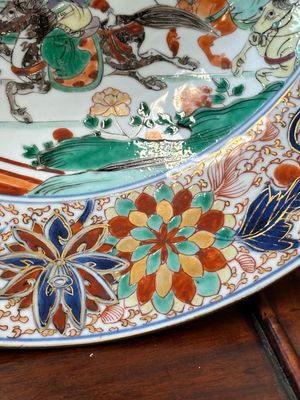 Paire de plats en porcelaine de Chine verte-Imari à décor 'Les femmes générales de la famille Yang 楊門女將', Kangxi — photo 7