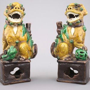 Paire de porte encens en forme de chiens Fô en grès chinois à glaçure 'sancai', 18e — photo 1