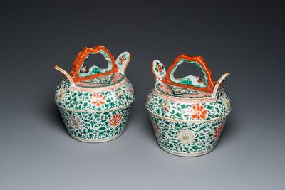 Paire de pots à chaux et leur couvercles en porcelaine de Chine famille verte, Kangxi