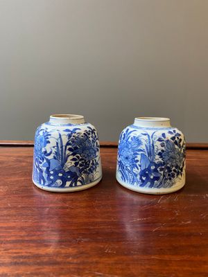 Paire de pots à eau en forme de cloche en porcelaine de Chine en bleu et blanc, Kangxi — photo 1